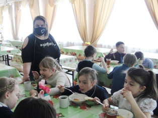 В школьной столовой