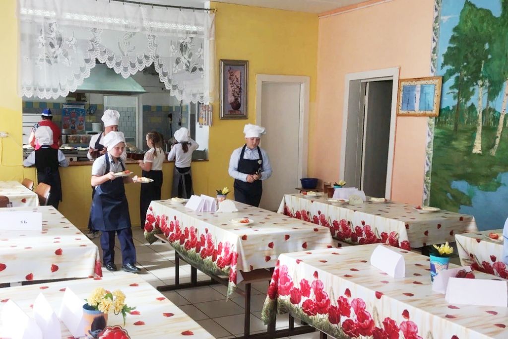 Вот на каждом фартук новый! Мы - дежурные в столовой!.